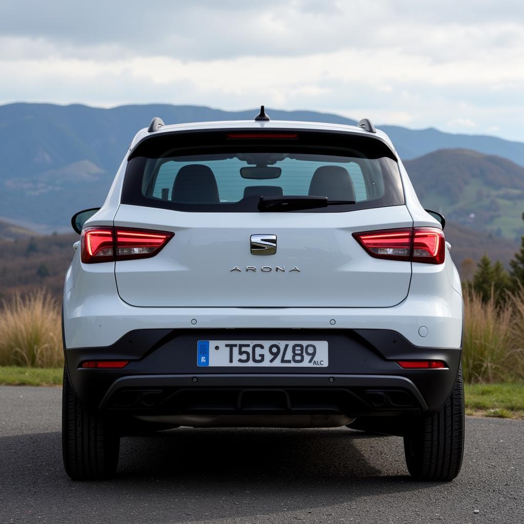 Die Heckansicht des Seat Arona Facelift: Neue Rückleuchten mit LED-Signatur und modifizierter Diffusor.