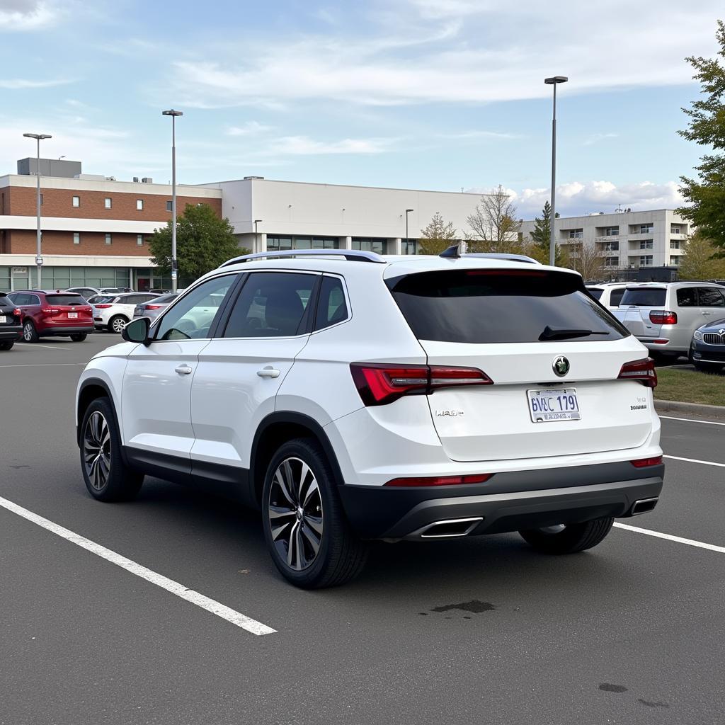 Skoda Kodiaq in Weiß geparkt auf einem Parkplatz