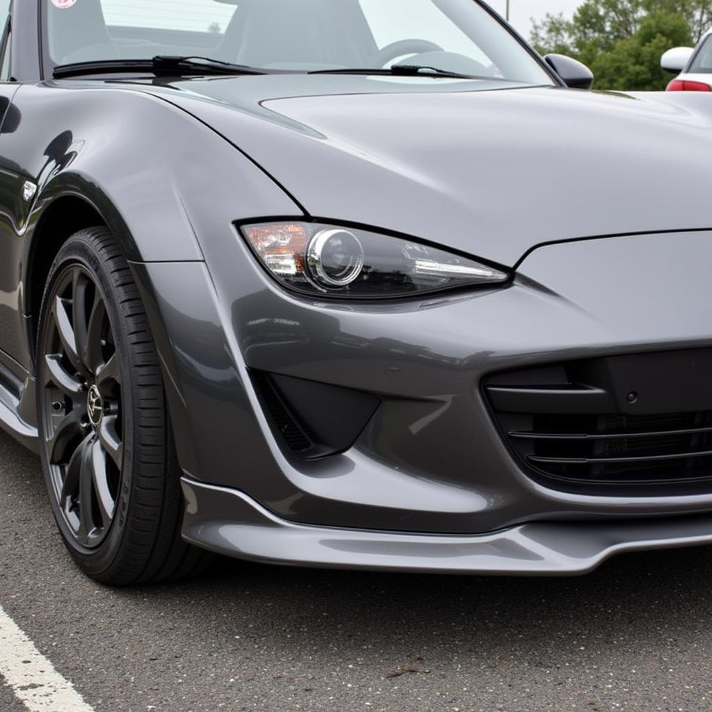 Optisches Tuning am Mazda MX-5 NC:  Frontspoiler, Seitenschweller und Heckspoiler verleihen dem Roadster ein aggressiveres Aussehen.