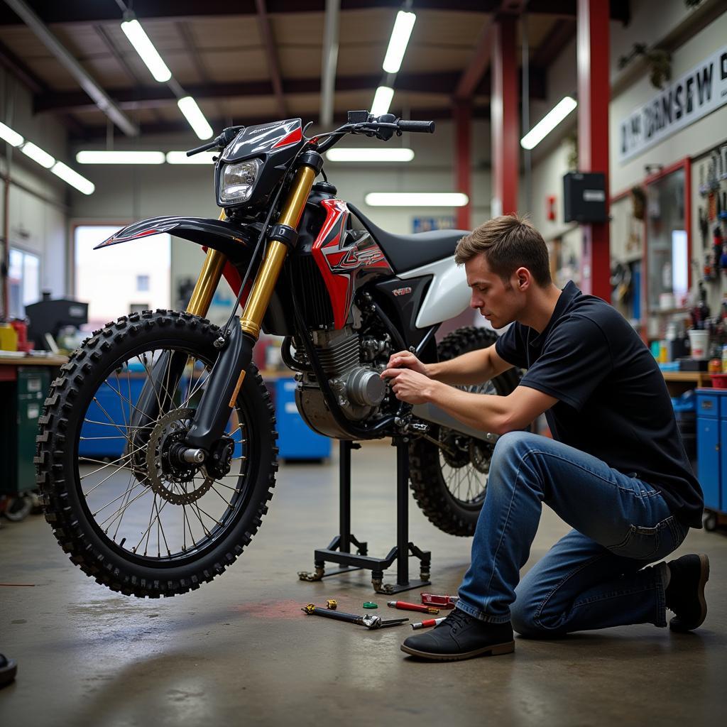 Wartung in der Zweiradwerkstatt: Regelmäßige Inspektionen und Pflege für eine lange Lebensdauer der 50er Enduro.