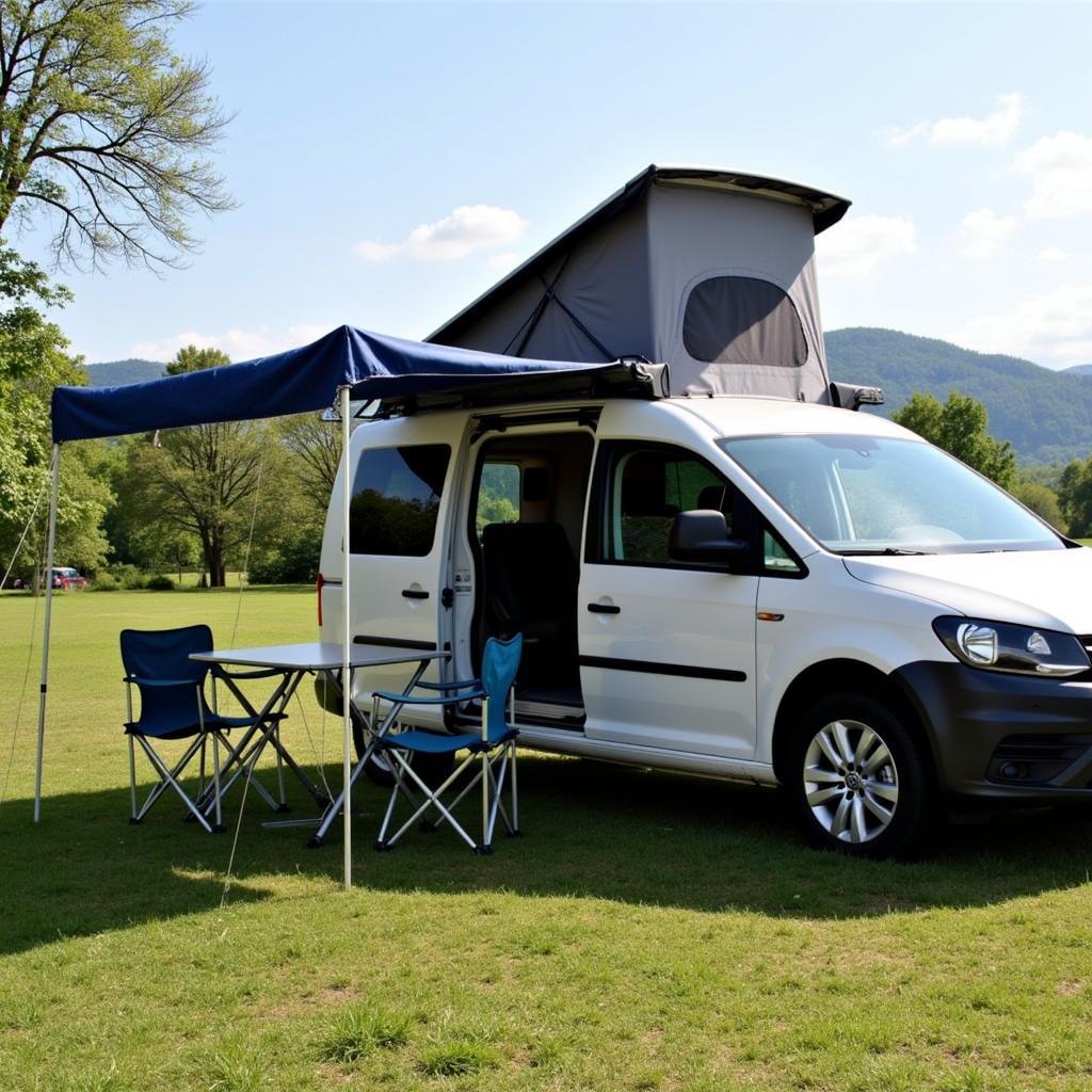 VW Caddy mit Markise auf einem Campingplatz