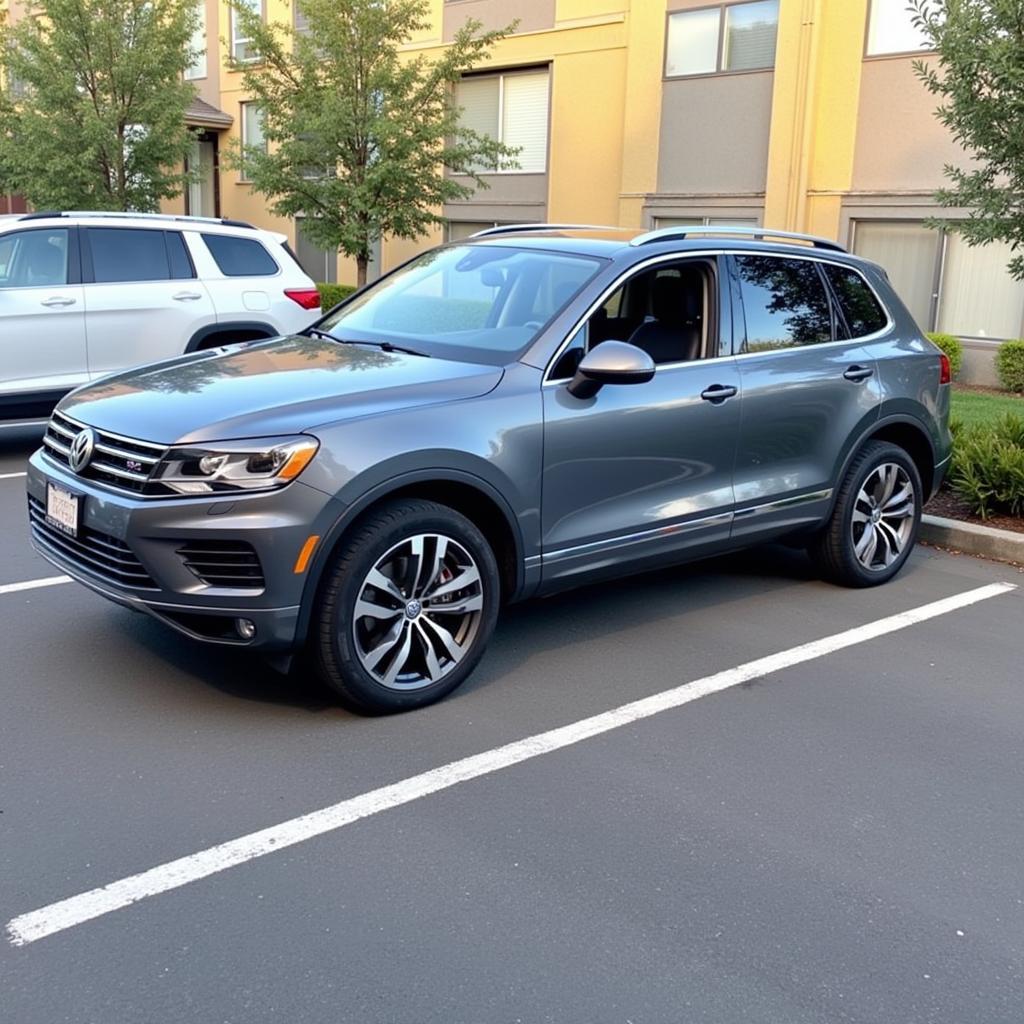 VW Touareg geparkt auf einem Parkplatz, zeigt die Größe im Vergleich zu einem Standardparkplatz.