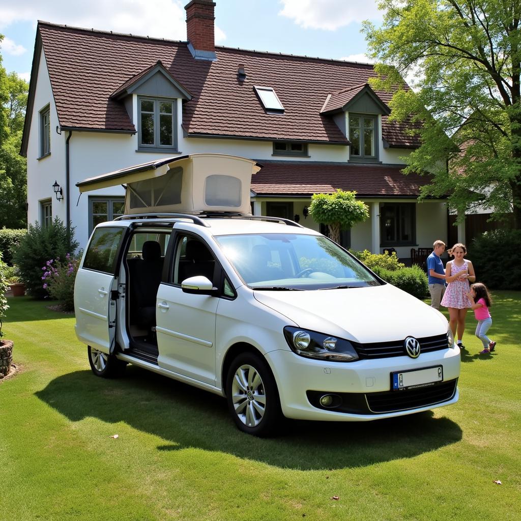 VW Touran Familienauto Gebraucht: Ein geräumiger VW Touran parkt vor einem Haus mit Garten. Im Hintergrund spielen Kinder.